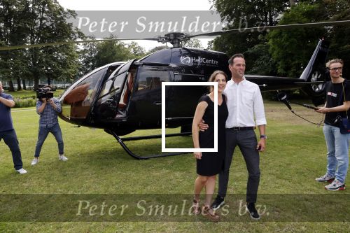 Zeist 8 juli 2021
Bas Nijhuis vraagt zijn vriendin Chantal ten huwelijk. Chantal kwam met een helicopter naar slot Zeist gevlogen. Wolter Kroes zong ze toe.