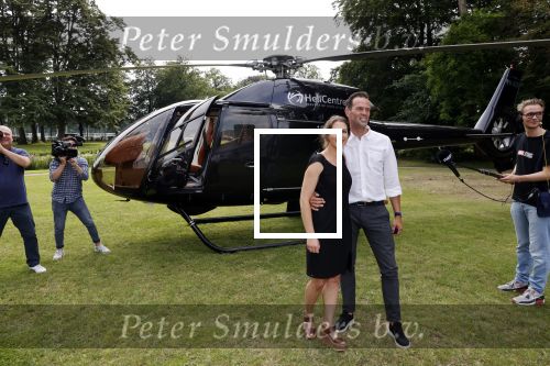 Zeist 8 juli 2021
Bas Nijhuis vraagt zijn vriendin Chantal ten huwelijk. Chantal kwam met een helicopter naar slot Zeist gevlogen. Wolter Kroes zong ze toe.