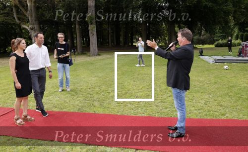 Zeist 8 juli 2021
Bas Nijhuis vraagt zijn vriendin Chantal ten huwelijk. Chantal kwam met een helicopter naar slot Zeist gevlogen. Wolter Kroes zong ze toe.