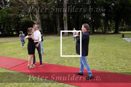 Zeist 8 juli 2021
Bas Nijhuis vraagt zijn vriendin Chantal ten huwelijk. Chantal kwam met een helicopter naar slot Zeist gevlogen. Wolter Kroes zong ze toe.