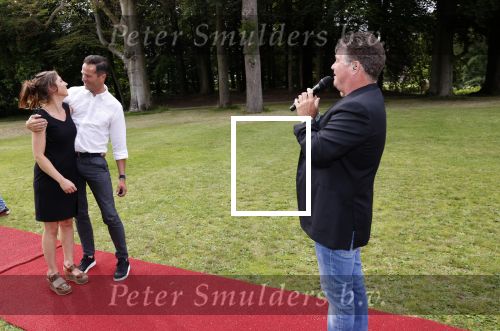 Zeist 8 juli 2021
Bas Nijhuis vraagt zijn vriendin Chantal ten huwelijk. Chantal kwam met een helicopter naar slot Zeist gevlogen. Wolter Kroes zong ze toe.