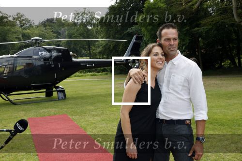 Zeist 8 juli 2021
Bas Nijhuis vraagt zijn vriendin Chantal ten huwelijk. Chantal kwam met een helicopter naar slot Zeist gevlogen. Wolter Kroes zong ze toe.