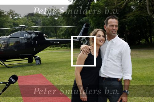Zeist 8 juli 2021
Bas Nijhuis vraagt zijn vriendin Chantal ten huwelijk. Chantal kwam met een helicopter naar slot Zeist gevlogen. Wolter Kroes zong ze toe.
