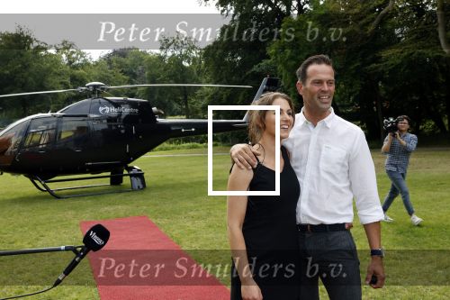 Zeist 8 juli 2021
Bas Nijhuis vraagt zijn vriendin Chantal ten huwelijk. Chantal kwam met een helicopter naar slot Zeist gevlogen. Wolter Kroes zong ze toe.