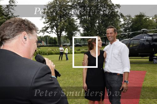 Zeist 8 juli 2021
Bas Nijhuis vraagt zijn vriendin Chantal ten huwelijk. Chantal kwam met een helicopter naar slot Zeist gevlogen. Wolter Kroes zong ze toe.