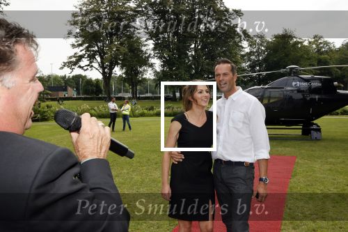 Zeist 8 juli 2021
Bas Nijhuis vraagt zijn vriendin Chantal ten huwelijk. Chantal kwam met een helicopter naar slot Zeist gevlogen. Wolter Kroes zong ze toe.