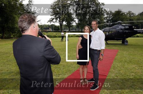 Zeist 8 juli 2021
Bas Nijhuis vraagt zijn vriendin Chantal ten huwelijk. Chantal kwam met een helicopter naar slot Zeist gevlogen. Wolter Kroes zong ze toe.