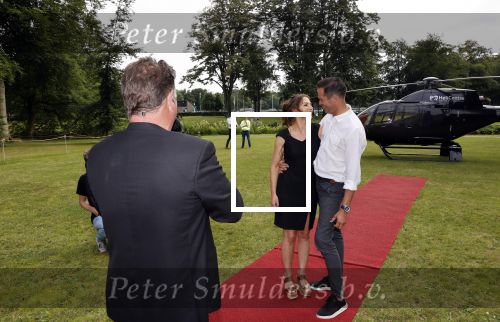 Zeist 8 juli 2021
Bas Nijhuis vraagt zijn vriendin Chantal ten huwelijk. Chantal kwam met een helicopter naar slot Zeist gevlogen. Wolter Kroes zong ze toe.