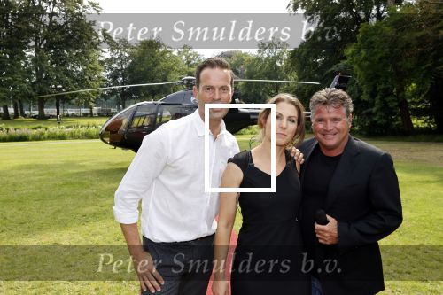 Zeist 8 juli 2021
Bas Nijhuis vraagt zijn vriendin Chantal ten huwelijk. Chantal kwam met een helicopter naar slot Zeist gevlogen. Wolter Kroes zong ze toe.