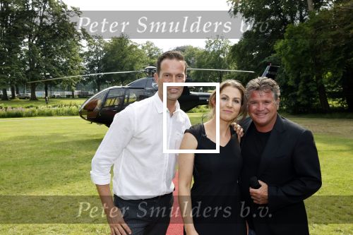 Zeist 8 juli 2021
Bas Nijhuis vraagt zijn vriendin Chantal ten huwelijk. Chantal kwam met een helicopter naar slot Zeist gevlogen. Wolter Kroes zong ze toe.