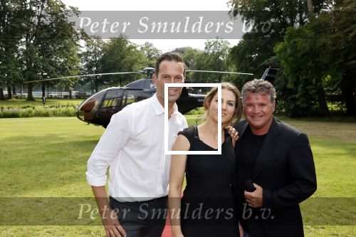 Zeist 8 juli 2021
Bas Nijhuis vraagt zijn vriendin Chantal ten huwelijk. Chantal kwam met een helicopter naar slot Zeist gevlogen. Wolter Kroes zong ze toe.