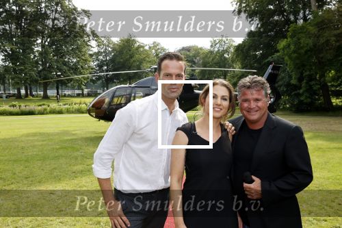 Zeist 8 juli 2021
Bas Nijhuis vraagt zijn vriendin Chantal ten huwelijk. Chantal kwam met een helicopter naar slot Zeist gevlogen. Wolter Kroes zong ze toe.