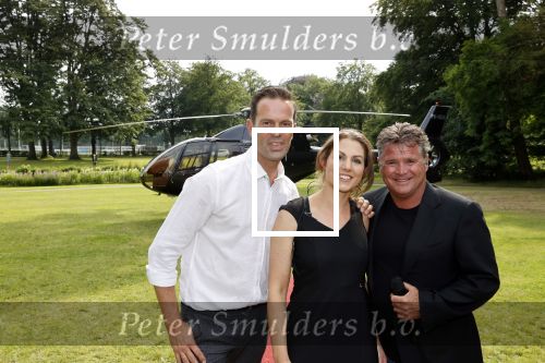 Zeist 8 juli 2021
Bas Nijhuis vraagt zijn vriendin Chantal ten huwelijk. Chantal kwam met een helicopter naar slot Zeist gevlogen. Wolter Kroes zong ze toe.
