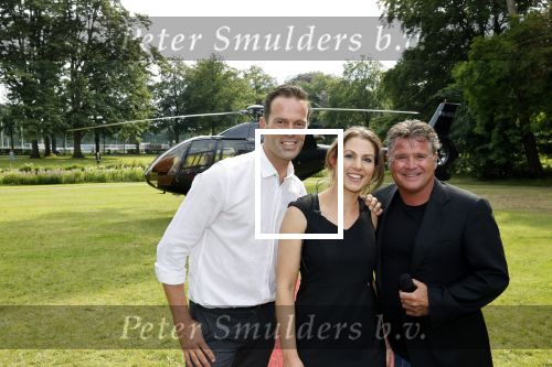 Zeist 8 juli 2021
Bas Nijhuis vraagt zijn vriendin Chantal ten huwelijk. Chantal kwam met een helicopter naar slot Zeist gevlogen. Wolter Kroes zong ze toe.