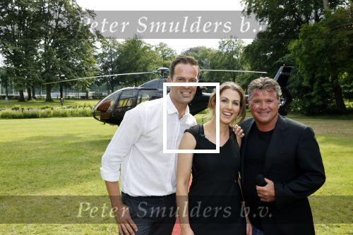 Zeist 8 juli 2021
Bas Nijhuis vraagt zijn vriendin Chantal ten huwelijk. Chantal kwam met een helicopter naar slot Zeist gevlogen. Wolter Kroes zong ze toe.