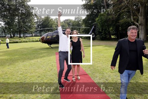 Zeist 8 juli 2021
Bas Nijhuis vraagt zijn vriendin Chantal ten huwelijk. Chantal kwam met een helicopter naar slot Zeist gevlogen. Wolter Kroes zong ze toe.