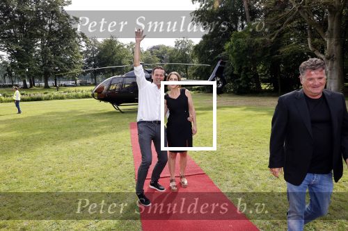 Zeist 8 juli 2021
Bas Nijhuis vraagt zijn vriendin Chantal ten huwelijk. Chantal kwam met een helicopter naar slot Zeist gevlogen. Wolter Kroes zong ze toe.