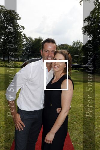 Zeist 8 juli 2021
Bas Nijhuis vraagt zijn vriendin Chantal ten huwelijk. Chantal kwam met een helicopter naar slot Zeist gevlogen. Wolter Kroes zong ze toe.