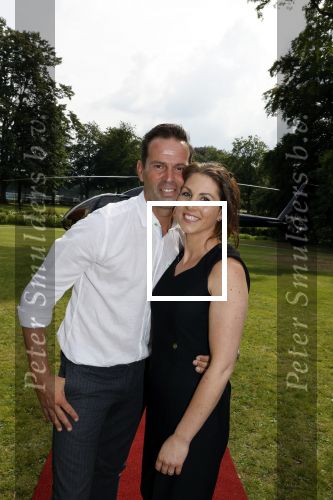 Zeist 8 juli 2021
Bas Nijhuis vraagt zijn vriendin Chantal ten huwelijk. Chantal kwam met een helicopter naar slot Zeist gevlogen. Wolter Kroes zong ze toe.