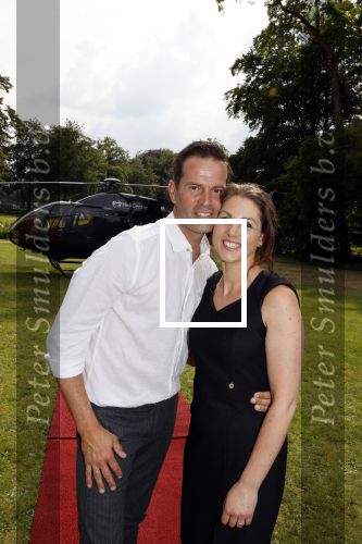 Zeist 8 juli 2021
Bas Nijhuis vraagt zijn vriendin Chantal ten huwelijk. Chantal kwam met een helicopter naar slot Zeist gevlogen. Wolter Kroes zong ze toe.