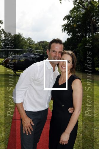 Zeist 8 juli 2021
Bas Nijhuis vraagt zijn vriendin Chantal ten huwelijk. Chantal kwam met een helicopter naar slot Zeist gevlogen. Wolter Kroes zong ze toe.