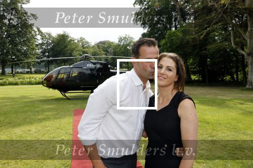 Zeist 8 juli 2021
Bas Nijhuis vraagt zijn vriendin Chantal ten huwelijk. Chantal kwam met een helicopter naar slot Zeist gevlogen. Wolter Kroes zong ze toe.