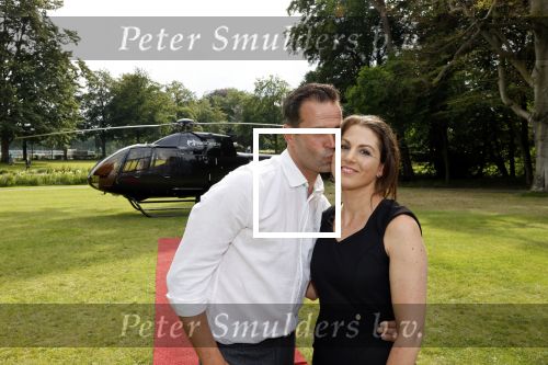 Zeist 8 juli 2021
Bas Nijhuis vraagt zijn vriendin Chantal ten huwelijk. Chantal kwam met een helicopter naar slot Zeist gevlogen. Wolter Kroes zong ze toe.