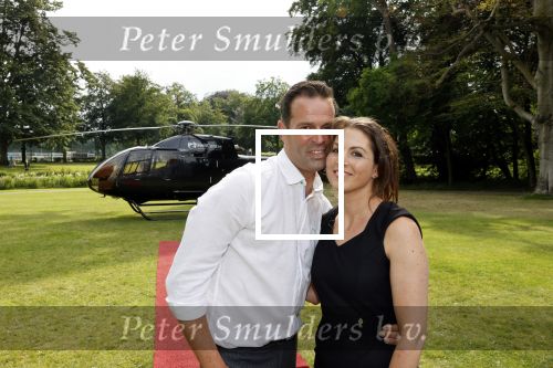 Zeist 8 juli 2021
Bas Nijhuis vraagt zijn vriendin Chantal ten huwelijk. Chantal kwam met een helicopter naar slot Zeist gevlogen. Wolter Kroes zong ze toe.