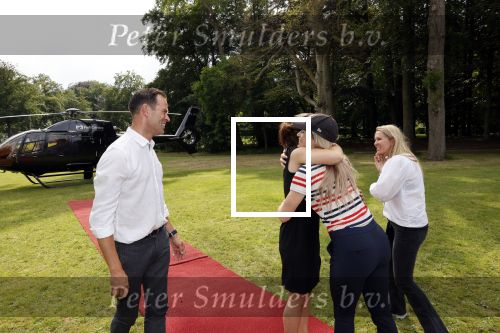Zeist 8 juli 2021
Bas Nijhuis vraagt zijn vriendin Chantal ten huwelijk. Chantal kwam met een helicopter naar slot Zeist gevlogen. Wolter Kroes zong ze toe.