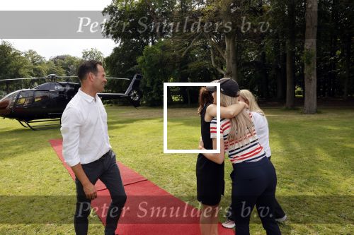 Zeist 8 juli 2021
Bas Nijhuis vraagt zijn vriendin Chantal ten huwelijk. Chantal kwam met een helicopter naar slot Zeist gevlogen. Wolter Kroes zong ze toe.
