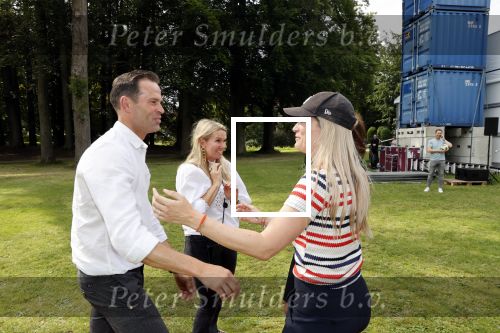 Zeist 8 juli 2021
Bas Nijhuis vraagt zijn vriendin Chantal ten huwelijk. Chantal kwam met een helicopter naar slot Zeist gevlogen. Wolter Kroes zong ze toe.