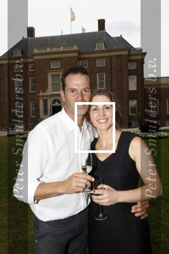 Zeist 8 juli 2021
Bas Nijhuis vraagt zijn vriendin Chantal ten huwelijk. Chantal kwam met een helicopter naar slot Zeist gevlogen. Wolter Kroes zong ze toe.