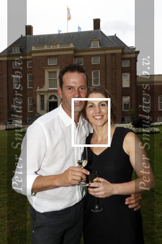 Zeist 8 juli 2021
Bas Nijhuis vraagt zijn vriendin Chantal ten huwelijk. Chantal kwam met een helicopter naar slot Zeist gevlogen. Wolter Kroes zong ze toe.