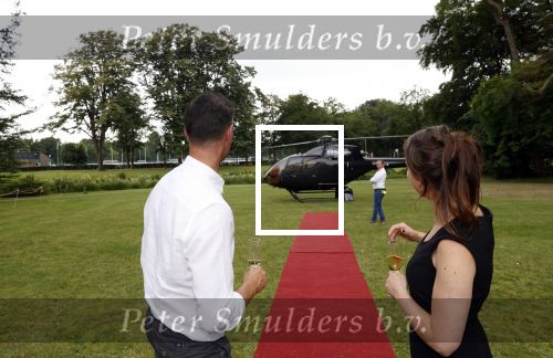 Zeist 8 juli 2021
Bas Nijhuis vraagt zijn vriendin Chantal ten huwelijk. Chantal kwam met een helicopter naar slot Zeist gevlogen. Wolter Kroes zong ze toe.