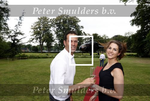 Zeist 8 juli 2021
Bas Nijhuis vraagt zijn vriendin Chantal ten huwelijk. Chantal kwam met een helicopter naar slot Zeist gevlogen. Wolter Kroes zong ze toe.