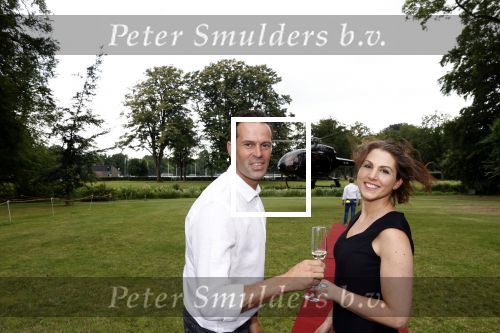 Zeist 8 juli 2021
Bas Nijhuis vraagt zijn vriendin Chantal ten huwelijk. Chantal kwam met een helicopter naar slot Zeist gevlogen. Wolter Kroes zong ze toe.
