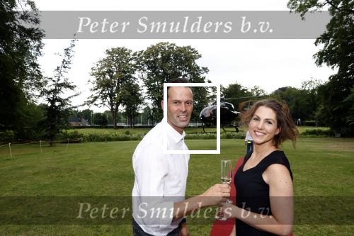 Zeist 8 juli 2021
Bas Nijhuis vraagt zijn vriendin Chantal ten huwelijk. Chantal kwam met een helicopter naar slot Zeist gevlogen. Wolter Kroes zong ze toe.