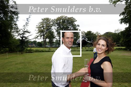 Zeist 8 juli 2021
Bas Nijhuis vraagt zijn vriendin Chantal ten huwelijk. Chantal kwam met een helicopter naar slot Zeist gevlogen. Wolter Kroes zong ze toe.
