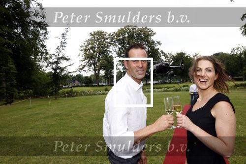 Zeist 8 juli 2021
Bas Nijhuis vraagt zijn vriendin Chantal ten huwelijk. Chantal kwam met een helicopter naar slot Zeist gevlogen. Wolter Kroes zong ze toe.