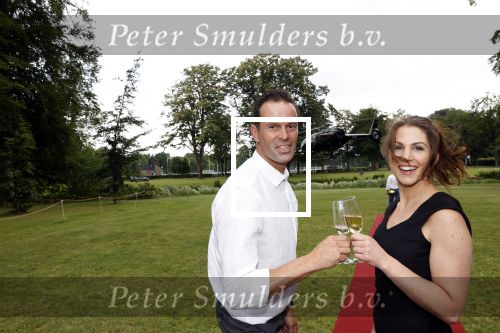 Zeist 8 juli 2021
Bas Nijhuis vraagt zijn vriendin Chantal ten huwelijk. Chantal kwam met een helicopter naar slot Zeist gevlogen. Wolter Kroes zong ze toe.