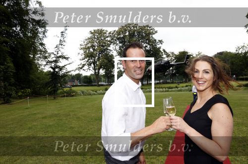 Zeist 8 juli 2021
Bas Nijhuis vraagt zijn vriendin Chantal ten huwelijk. Chantal kwam met een helicopter naar slot Zeist gevlogen. Wolter Kroes zong ze toe.