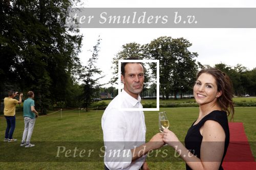 Zeist 8 juli 2021
Bas Nijhuis vraagt zijn vriendin Chantal ten huwelijk. Chantal kwam met een helicopter naar slot Zeist gevlogen. Wolter Kroes zong ze toe.