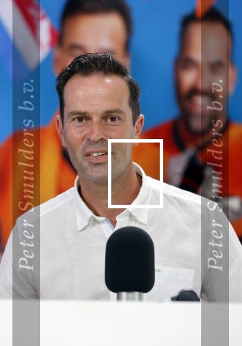 Zeist 8 juli 2021
Bas Nijhuis vraagt zijn vriendin Chantal ten huwelijk. Chantal kwam met een helicopter naar slot Zeist gevlogen. Wolter Kroes zong ze toe.