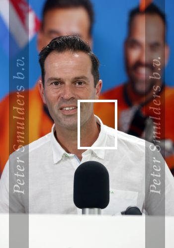 Zeist 8 juli 2021
Bas Nijhuis vraagt zijn vriendin Chantal ten huwelijk. Chantal kwam met een helicopter naar slot Zeist gevlogen. Wolter Kroes zong ze toe.