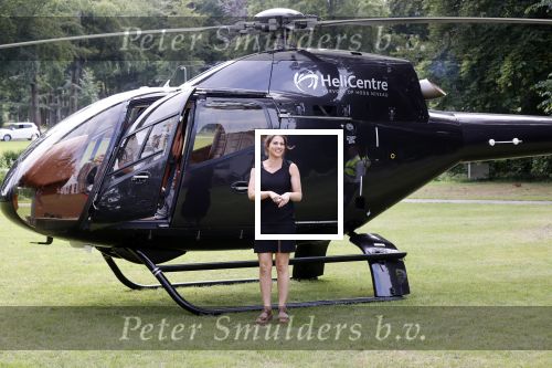 Zeist 8 juli 2021
Bas Nijhuis vraagt zijn vriendin Chantal ten huwelijk. Chantal kwam met een helicopter naar slot Zeist gevlogen. Wolter Kroes zong ze toe.