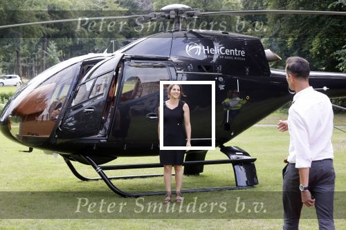 Zeist 8 juli 2021
Bas Nijhuis vraagt zijn vriendin Chantal ten huwelijk. Chantal kwam met een helicopter naar slot Zeist gevlogen. Wolter Kroes zong ze toe.
