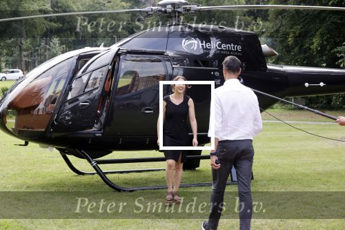 Zeist 8 juli 2021
Bas Nijhuis vraagt zijn vriendin Chantal ten huwelijk. Chantal kwam met een helicopter naar slot Zeist gevlogen. Wolter Kroes zong ze toe.