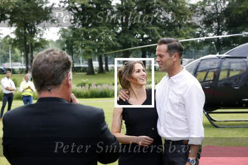 Zeist 8 juli 2021
Bas Nijhuis vraagt zijn vriendin Chantal ten huwelijk. Chantal kwam met een helicopter naar slot Zeist gevlogen. Wolter Kroes zong ze toe.