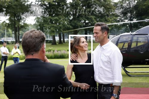 Zeist 8 juli 2021
Bas Nijhuis vraagt zijn vriendin Chantal ten huwelijk. Chantal kwam met een helicopter naar slot Zeist gevlogen. Wolter Kroes zong ze toe.