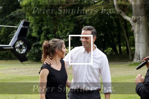 Zeist 8 juli 2021
Bas Nijhuis vraagt zijn vriendin Chantal ten huwelijk. Chantal kwam met een helicopter naar slot Zeist gevlogen. Wolter Kroes zong ze toe.